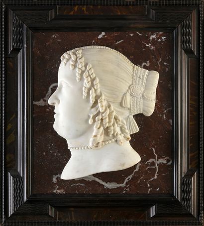 École Française du XVIIe siècle Profil d'Anne d'Autriche, Reine de France.
Marbre...