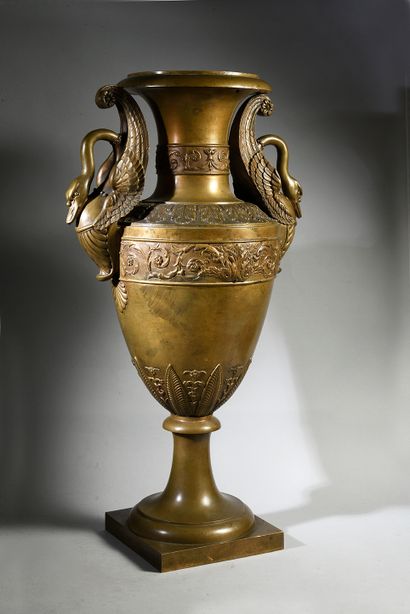 null Important vase en bronze ciselé et patiné de forme balustre orné de frises de...