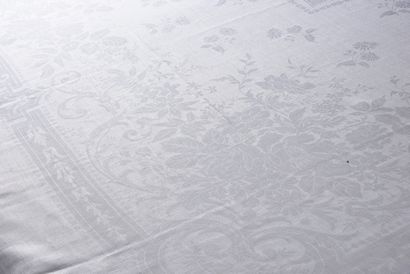 null Table service, banquet tablecloth and sixteen damask napkins, 2nd half of the...