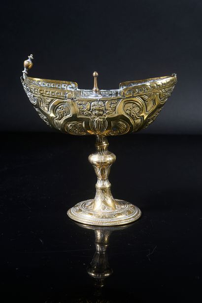null Incense shuttle in gilded and embossed brass, decorated with foliage, flowers...
