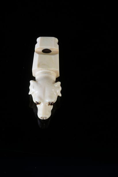 null Sifflet en ivoire sculpté d'une tête de chien.
XIXe siècle H. : 8,2 cm - Poids...