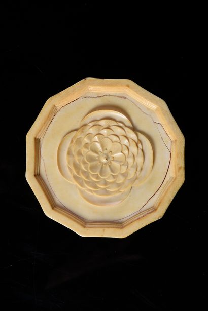 null Small dodecagonal box with carved decoration of a flowered button, body in the...