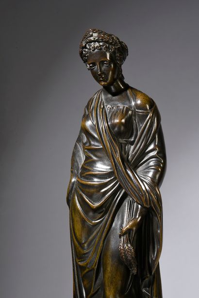 null Bronze à patine brune figurant Demeter, déesse de l'agriculture, en contrapposto,...