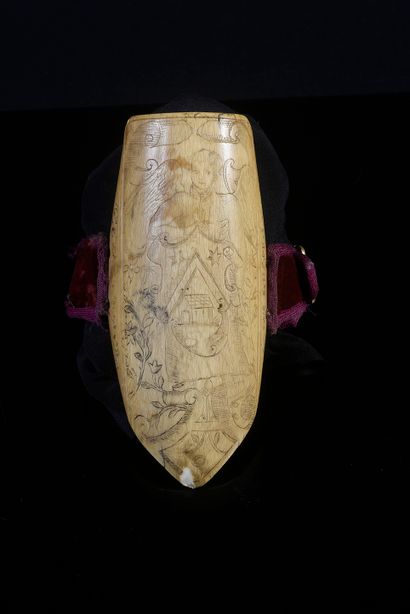 null Brassard d'archer en ivoire gravé d'un saint Michel portant un écu ; inscriptions...
