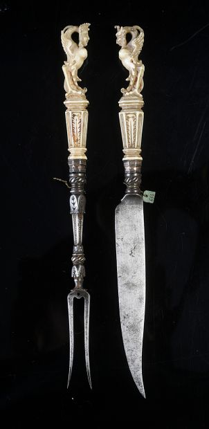 null Couteau et fourchette à deux dents avec manche en ivoire sculpté d'une harpie.
XVIIe...