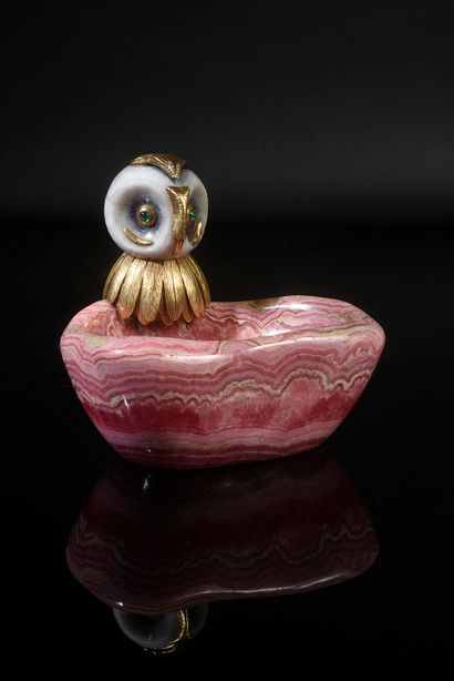 LOMBARD Genève. 
Rhodonite free form pocket opener decorated with an owl head in...