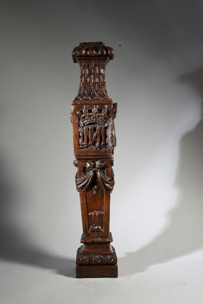 null Carved oak baluster, the foot with stylized acanthus leaves, the flared shaft...