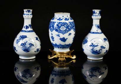 null Paire de vases bouteille à renflement en porcelaine à décor blanc bleu de vases...