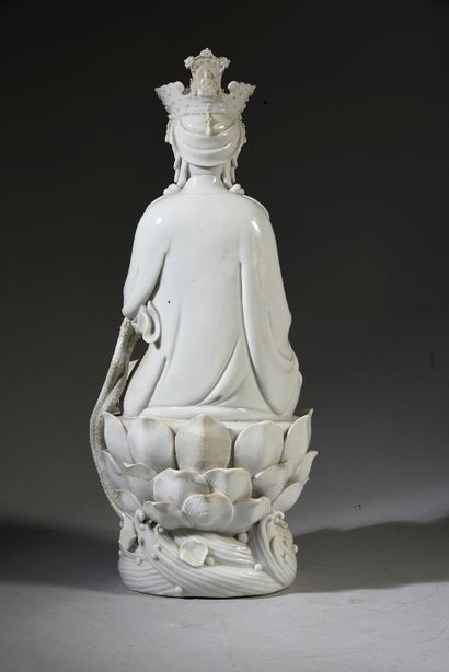CHINE - XXe siècle Statuette en porcelaine dite Blanc de Chine figurant Guanyin assise...
