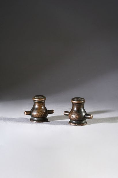 null Étonnante paire de canons de table en bronze fondu et patiné, chacun frappé...