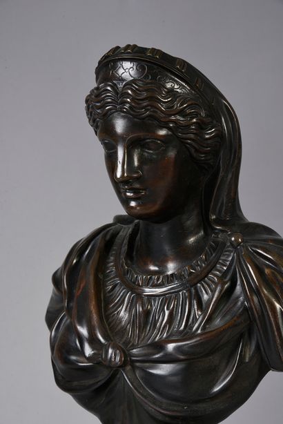 École ITALIENNE vers 1700. Buste de femme au diadème à l'antique.
Bronze à patine...