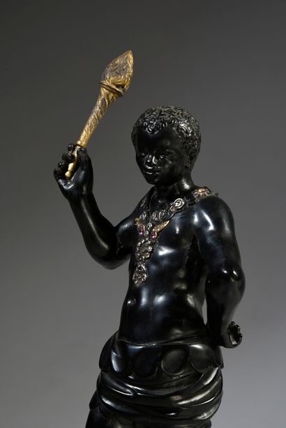 null Sculpture en ébène représentant un maure debout, tenant un brandon en bronze...