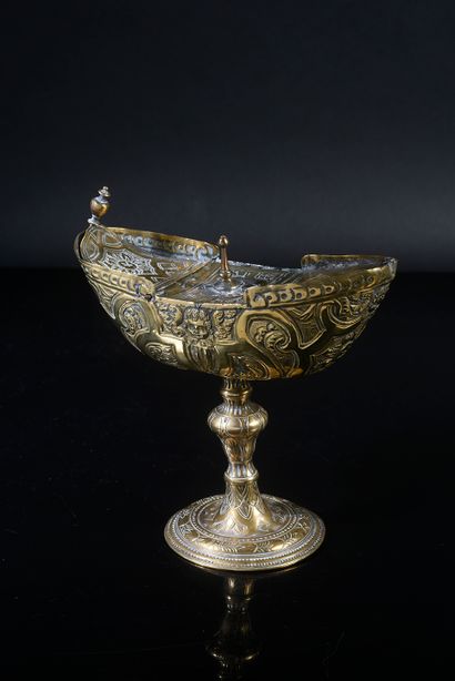 null Incense shuttle in gilded and embossed brass, decorated with foliage, flowers...