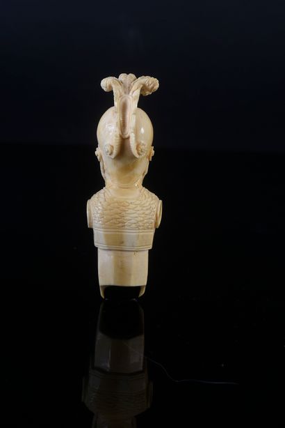 null Sifflet en ivoire sculpté d'une tête d'homme casqué.
XIXe siècle L. : 8 cm -...