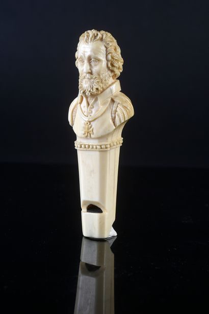 null Sifflet en ivoire sculpté d'un buste d'Henri IV.
XIXe siècle H. : 9 cm - Poids...