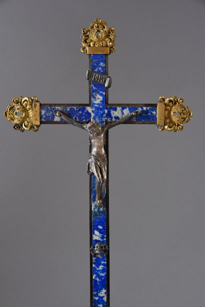 null Crucifix avec Christ en argent et croix en bois teinté avec incrustations de...