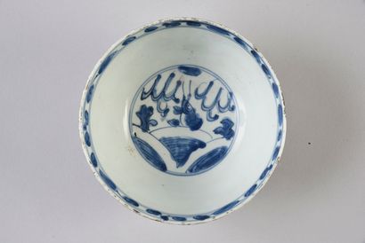 CHINE - XVIIe siècle Bol en porcelaine décorée en bleu sous couverte de phénix, fleurs...