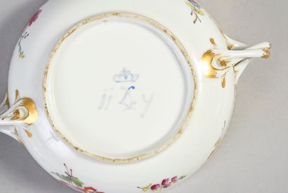 null Écuelle ronde tournée (2e ou 3e grandeur), son couvercle et son plateau en porcelaine...