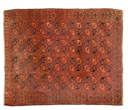 BOUKKARA Tapis en laine rouge et orange.
Fin du XIXe siècle.
363 x 206 (usures)
