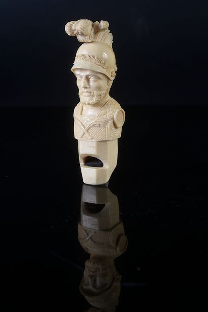 null Sifflet en ivoire sculpté d'une tête d'homme casqué.
XIXe siècle L. : 8 cm -...