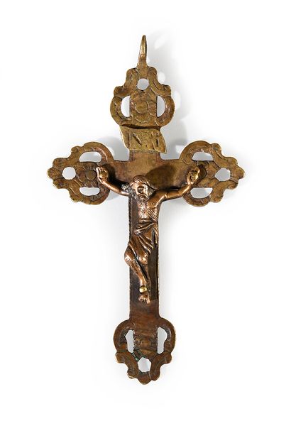 null Christ en bronze, tête inclinée sur l'épaule droite, poitrine plate avec stries...