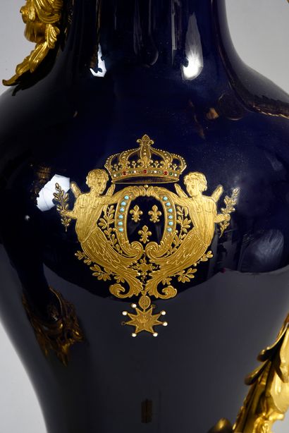 null Belle paire d'aiguières aux armes de Louis XV, roi de France, en porcelaine...