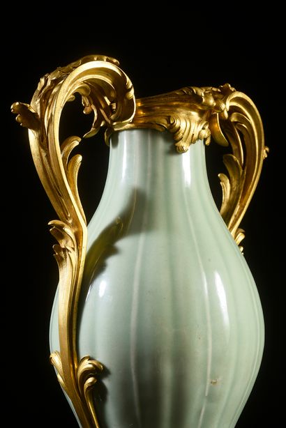 null Vase balustre à cotes en porcelaine de Chine céladon d'époque Qianlong ( 1736-1795),...