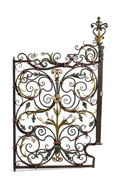 null Paire de grilles en fer forgé polychromé à décor floral.
Italie, Gènes, XVIIe...