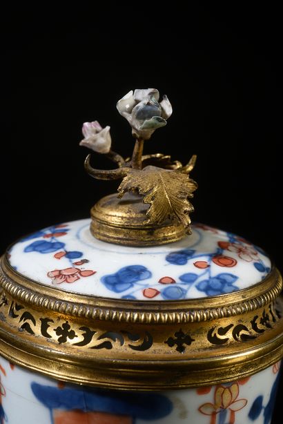 null Pot-pourri en porcelaine de la Chine du XVIIIe siècle à décor Imari il repose...