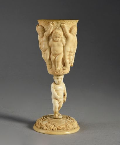 null Pokal en ivoire sculpté, base circulaire à décor de pampres, pied formé d'un...