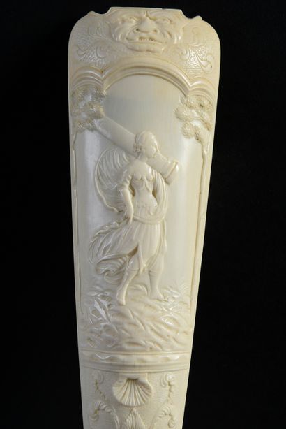 null Tobacco rasp in ivory carved in bas-relief of the allegory of the Force, shell...