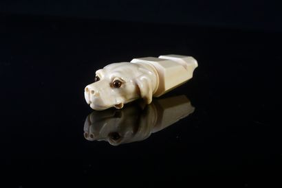 null Sifflet en ivoire sculpté d'une tête de chien.
XIXe siècle H. : 8,2 cm - Poids...