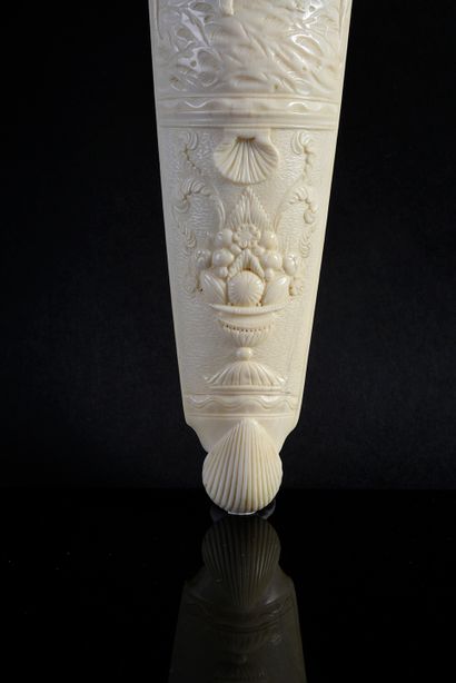 null Tobacco rasp in ivory carved in bas-relief of the allegory of the Force, shell...