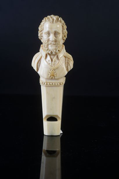 null Sifflet en ivoire sculpté d'un buste d'Henri IV.
XIXe siècle H. : 9 cm - Poids...