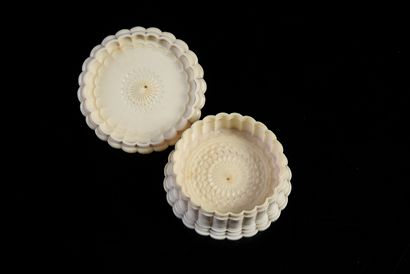 null Small carved ivory box in the shape of rosettes, hemmed edge, row of diamond-shaped...