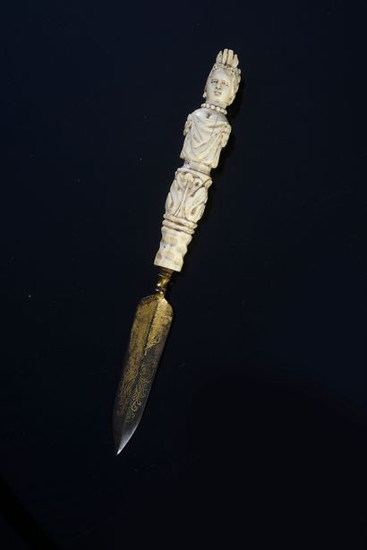null Point with engraved and gilded steel blade and ivory handle carved with a bust...