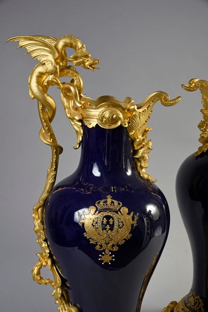 null Belle paire d'aiguières aux armes de Louis XV, roi de France, en porcelaine...