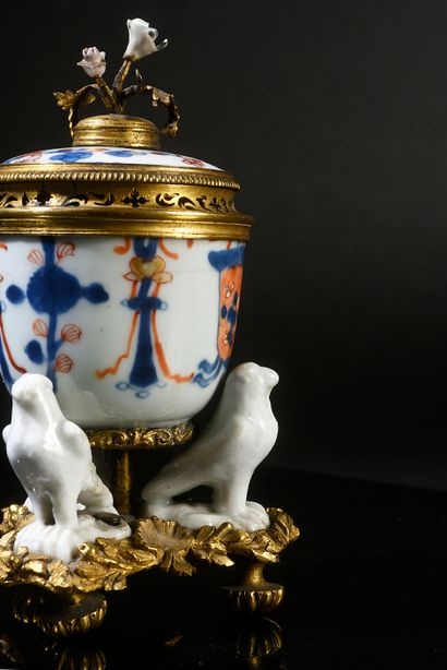 null Pot-pourri en porcelaine de la Chine du XVIIIe siècle à décor Imari il repose...