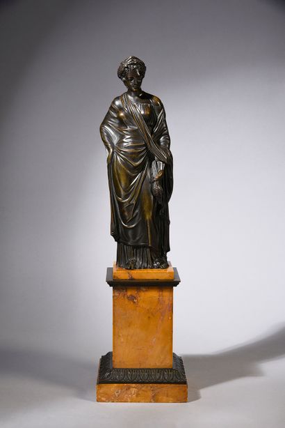 null Bronze à patine brune figurant Demeter, déesse de l'agriculture, en contrapposto,...