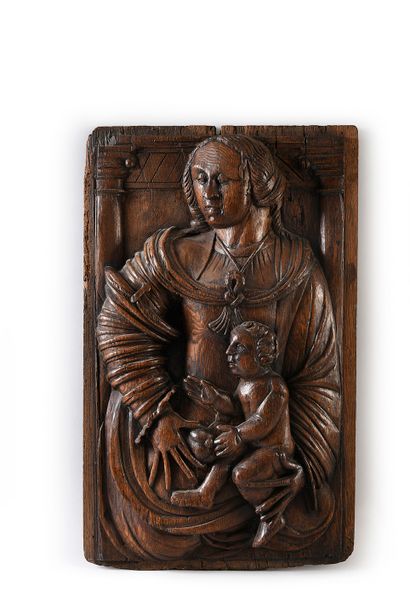 null Panneau en chêne sculpté en fort relief d'une Vierge à l'Enfant.
Normandie,...
