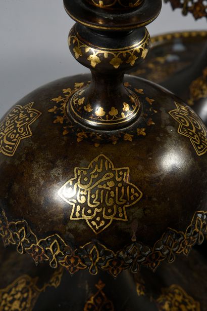 null Paire de chandeliers Qadjars au nom de Nassereddine Shah
Acier damasquiné d'or
Iran,...