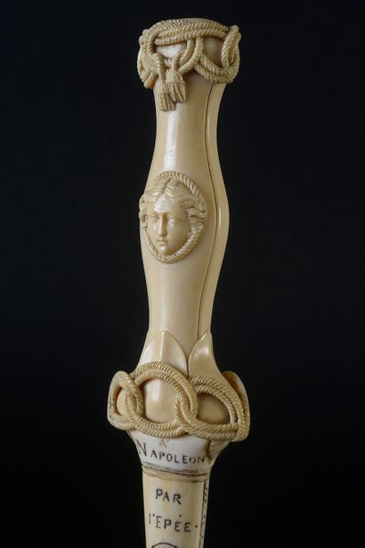 null Grand sifflet en ivoires sculpté avec garde d'épée, passementerie, masque féminin...