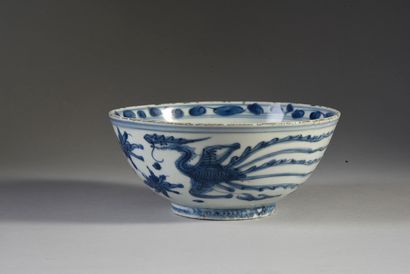 CHINE - XVIIe siècle Bol en porcelaine décorée en bleu sous couverte de phénix, fleurs...