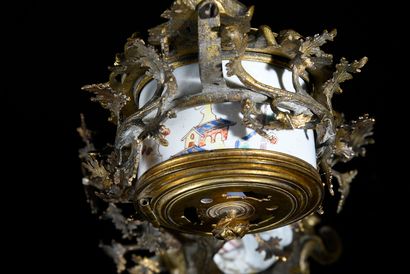 null Petite pendule d'époque Louis XV en porcelaine et bronze doré
La statuette en...