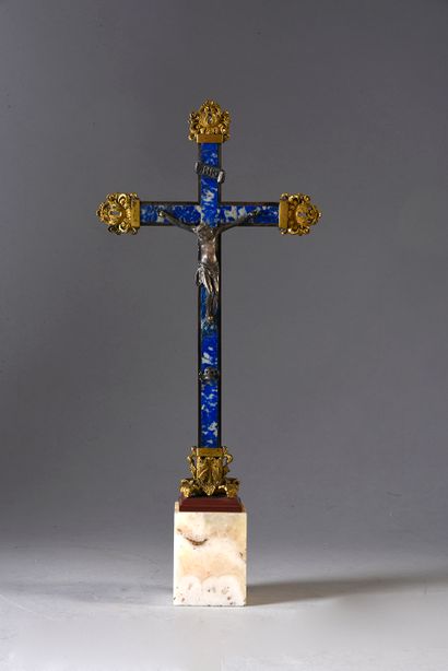 null Crucifix avec Christ en argent et croix en bois teinté avec incrustations de...