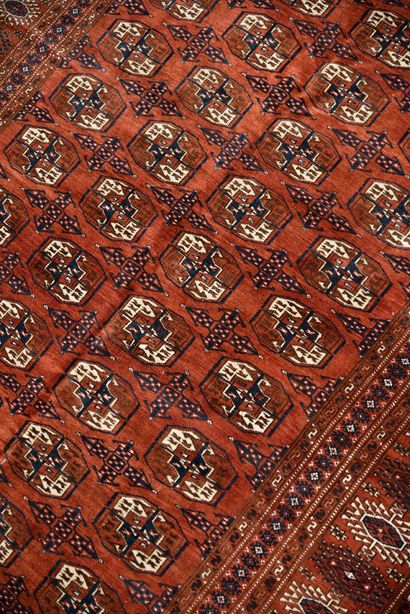 BOUKKARA Tapis en laine rouge noir et blanc.
Début du XXe siècle.
277 x 394 cm
(...