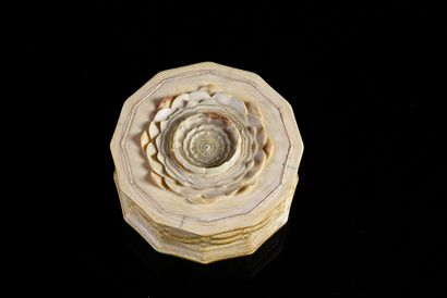 null Small dodecagonal box with carved decoration of a flowered button, body in the...