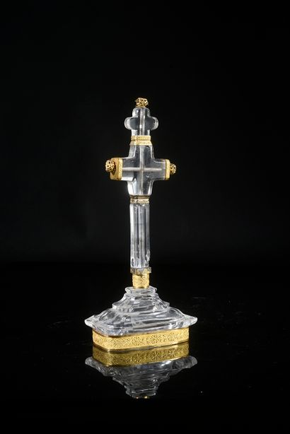 null Rock crystal cross, the base with cut sides, set on the latter, on the shaft...