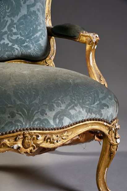 null Fauteuil à la reine en bois sculpté et doré, Epoque Louis XV H. : 100 cm, L....
