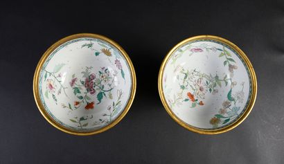 null Pair of Chinese porcelain cups decorated with Famille Rose enamels of flowering...